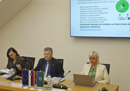 11. REDNA SEJA OBČINSKEGA SVETA 07 FOTO TINE ŠUBIC